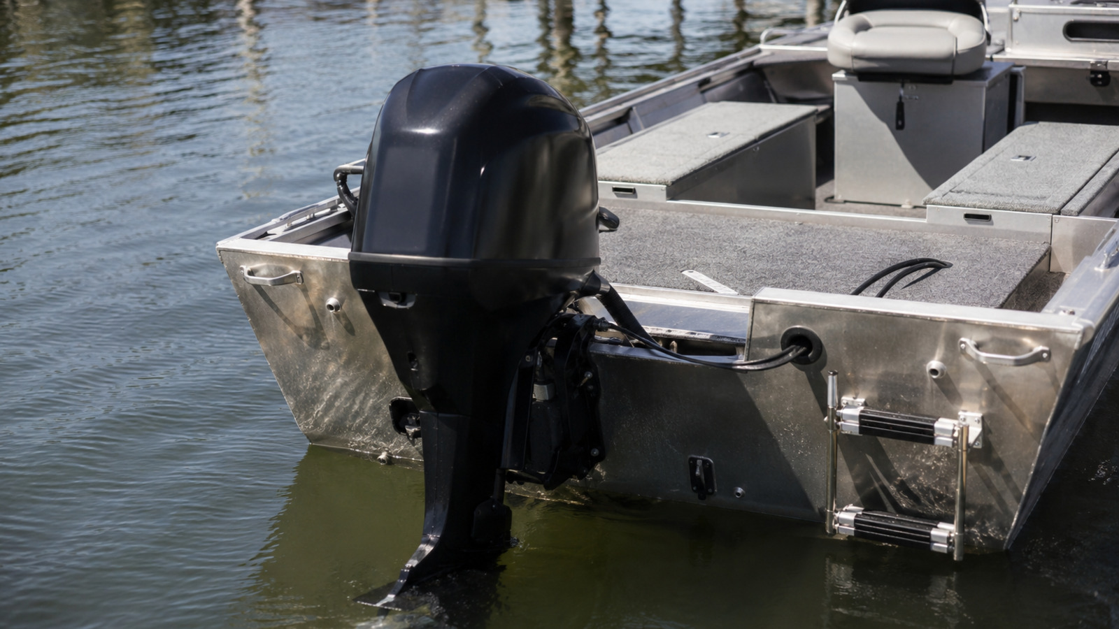 lund explorer 1700 explorer transom outboard detail 20