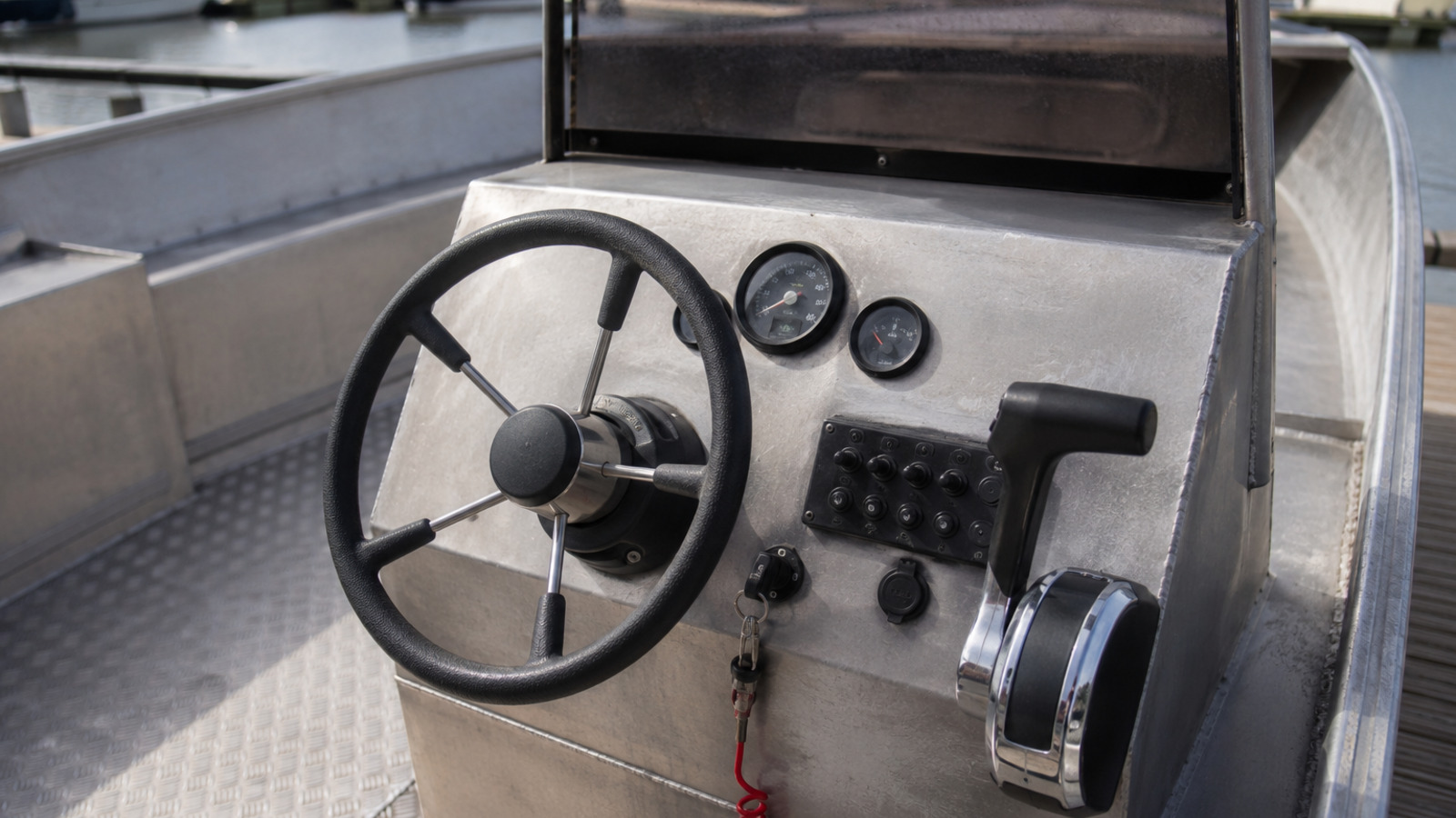 lund explorer 1800 explorer helm detail 07