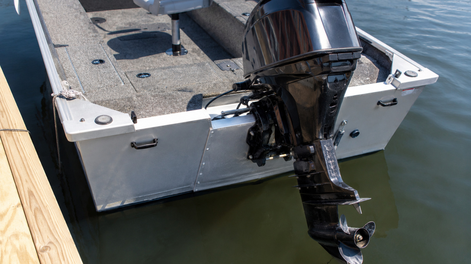 lund explorer 1800 explorer transom outboard detail 20
