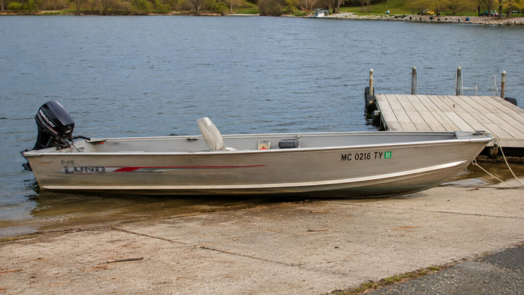 lund jon boat dockside profile 10