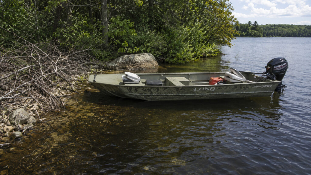 lund jon boat utility shoreline 02
