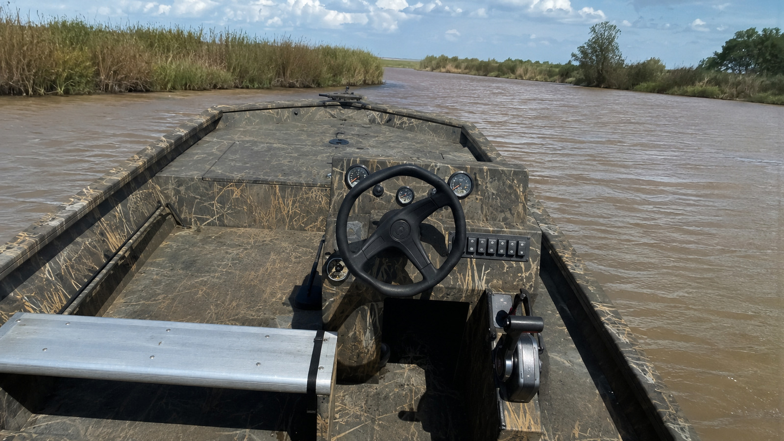 lund predator 1660 predator utility console view 23