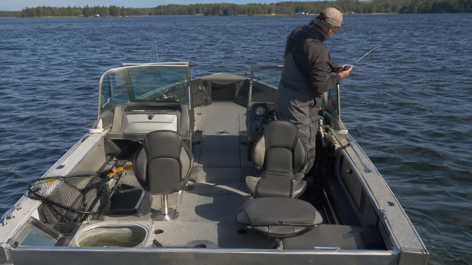 lund pro v 1875 pro v fishing cockpit action 23
