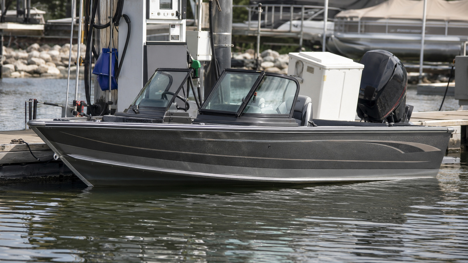 lund pro v 1875 pro v fuel dock profile 20