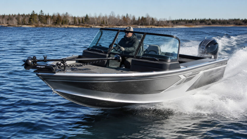 lund pro v 1875 pro v hero underway 01