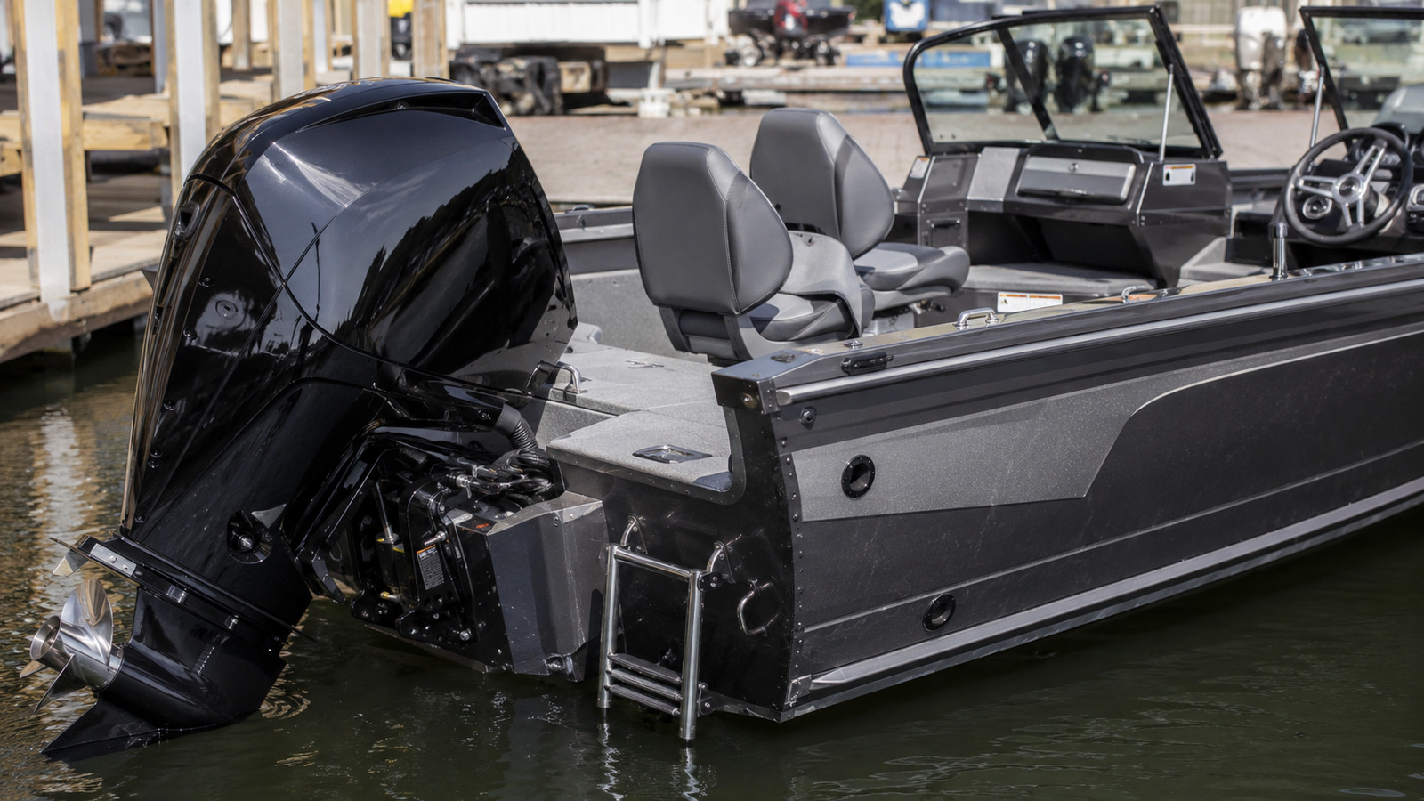 lund pro v 1875 pro v transom outboard detail 18