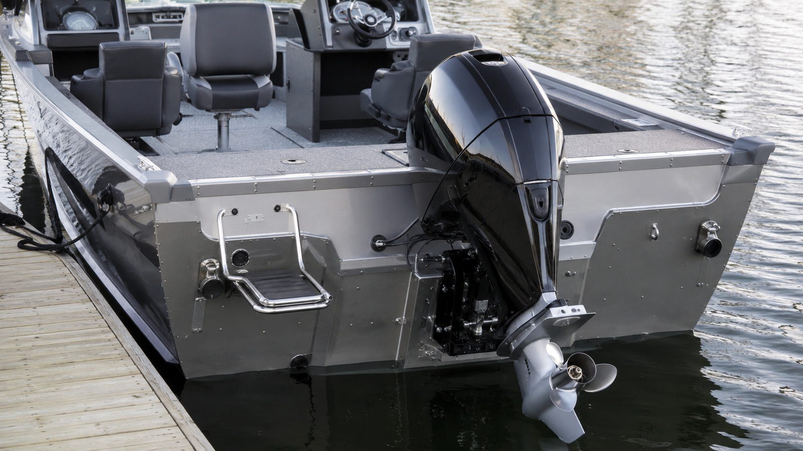 lund pro v 1975 pro v transom outboard detail 18