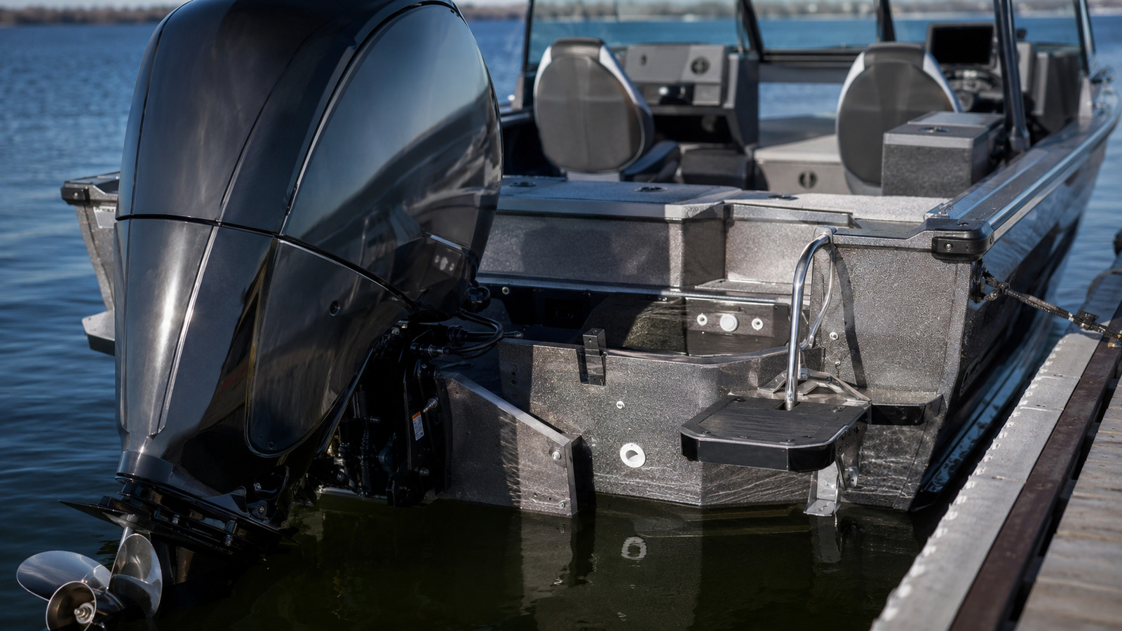 lund pro v 2075 pro v transom outboard detail 18