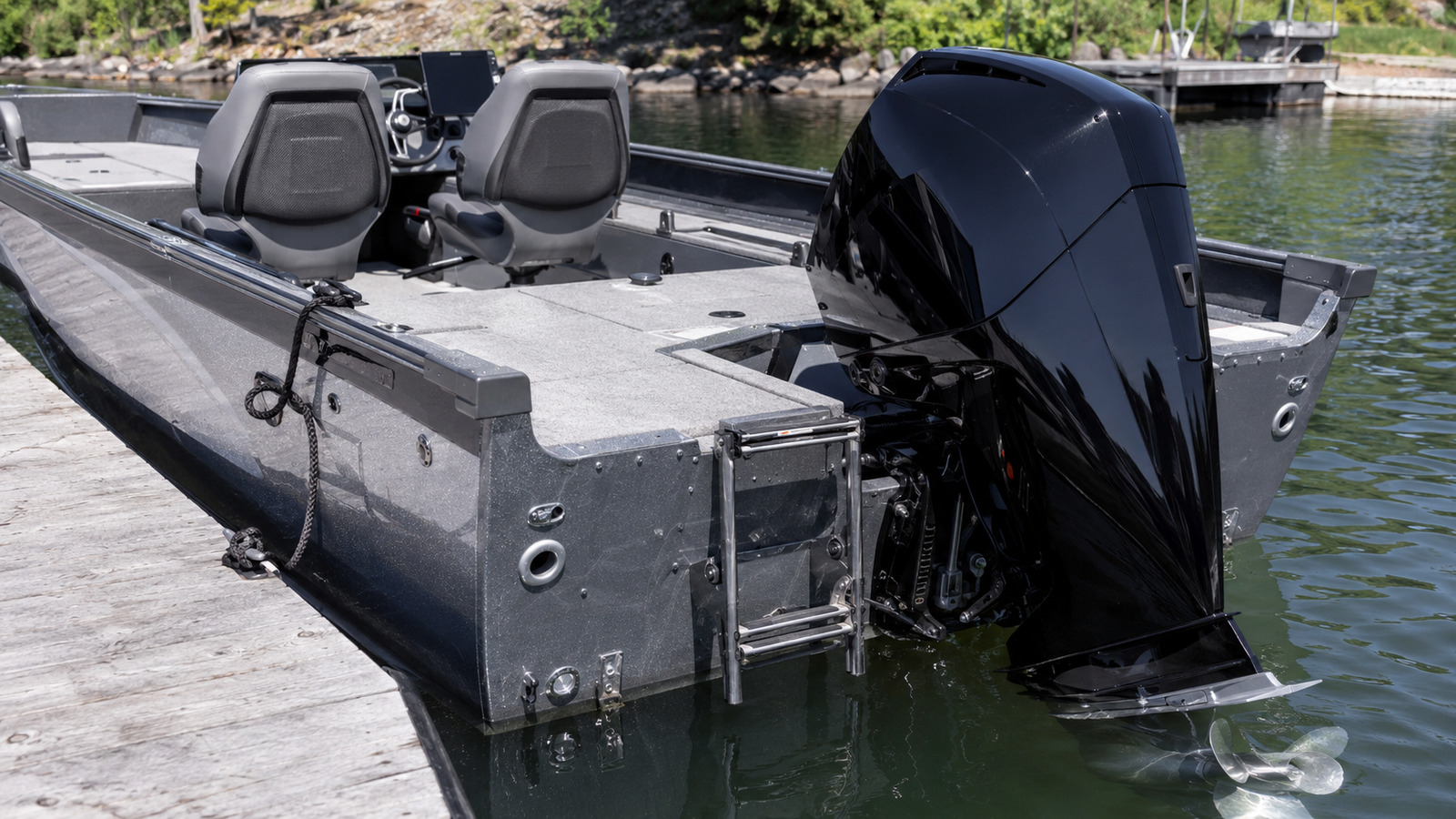 lund pro v 2175 pro v transom outboard detail 18