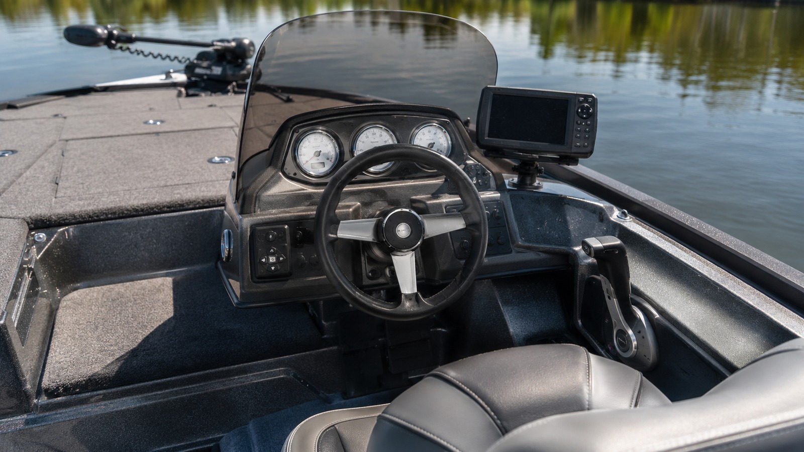 lund pro v bass xs 1875 xs helm detail 08