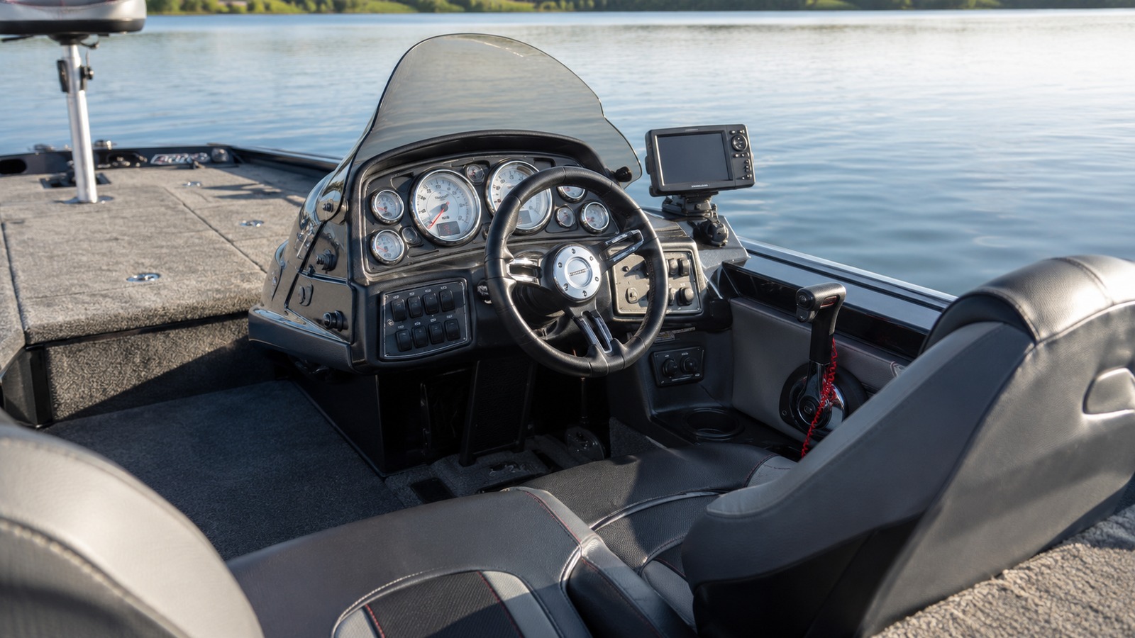 lund pro v bass xs 2075 xs helm detail 08