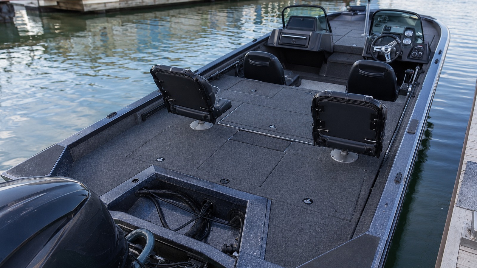 lund pro v bass xs 2075 xs stern deck 07