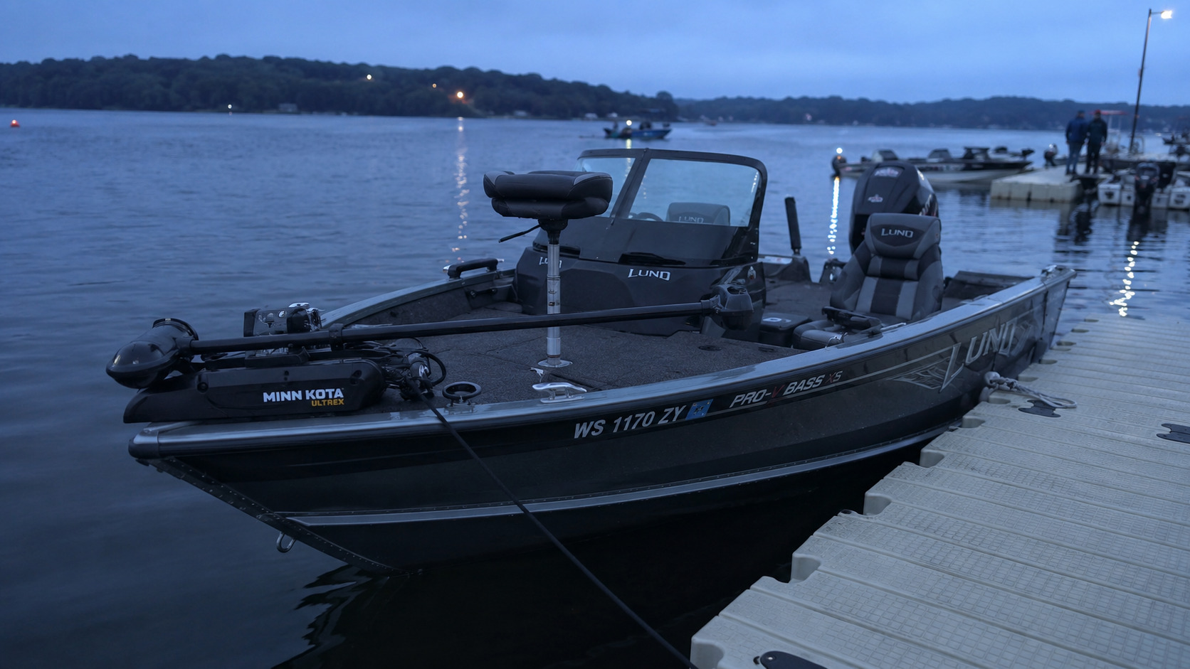 lund pro v bass xs dockside 06