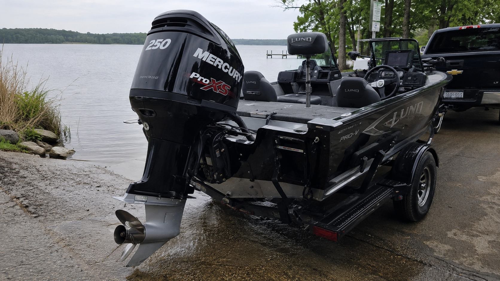 lund pro v bass xs marina ramp 07