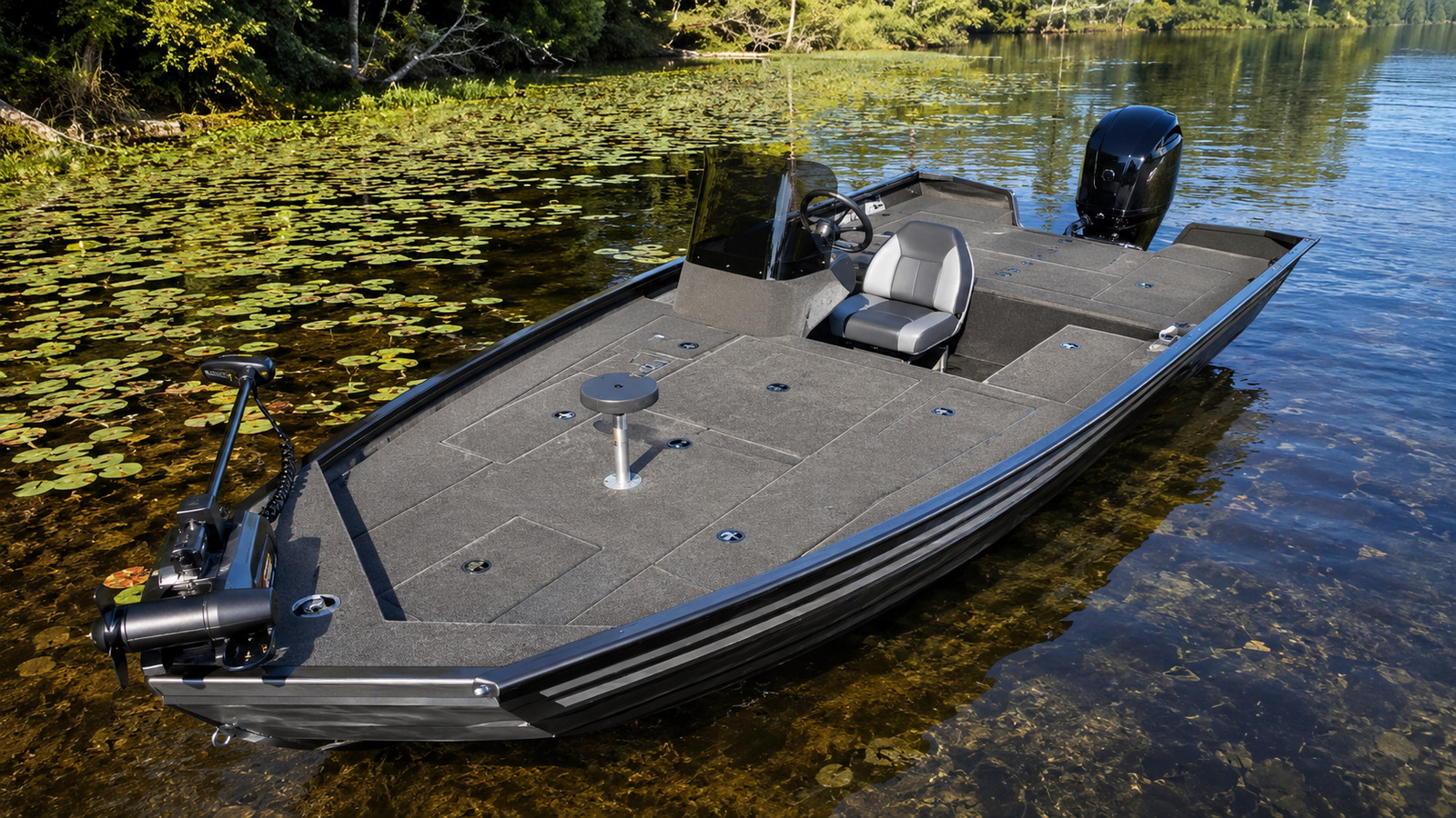 lund renegade 1775 renegade casting deck view 05