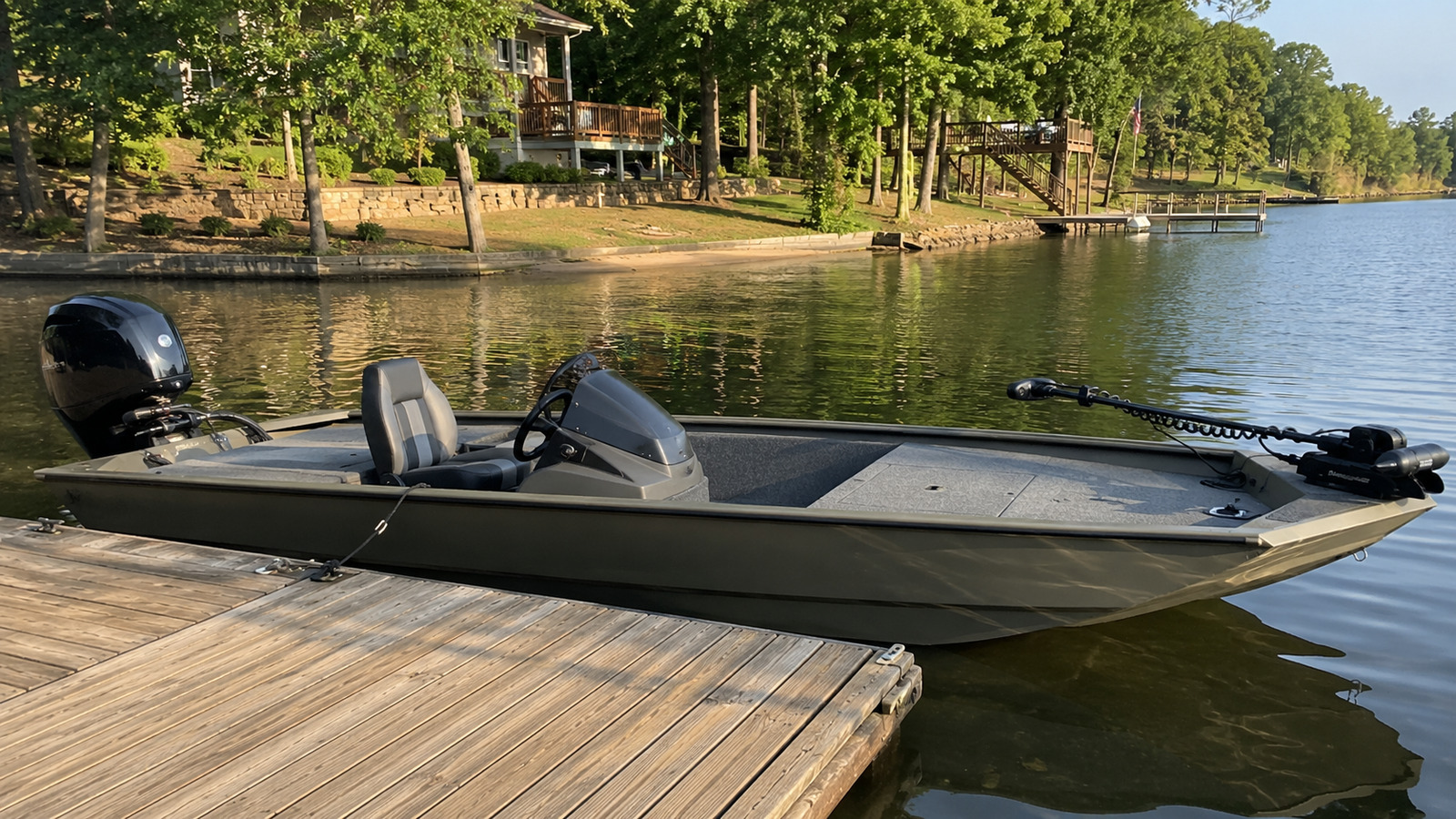 lund renegade 1775 renegade dockside profile 11