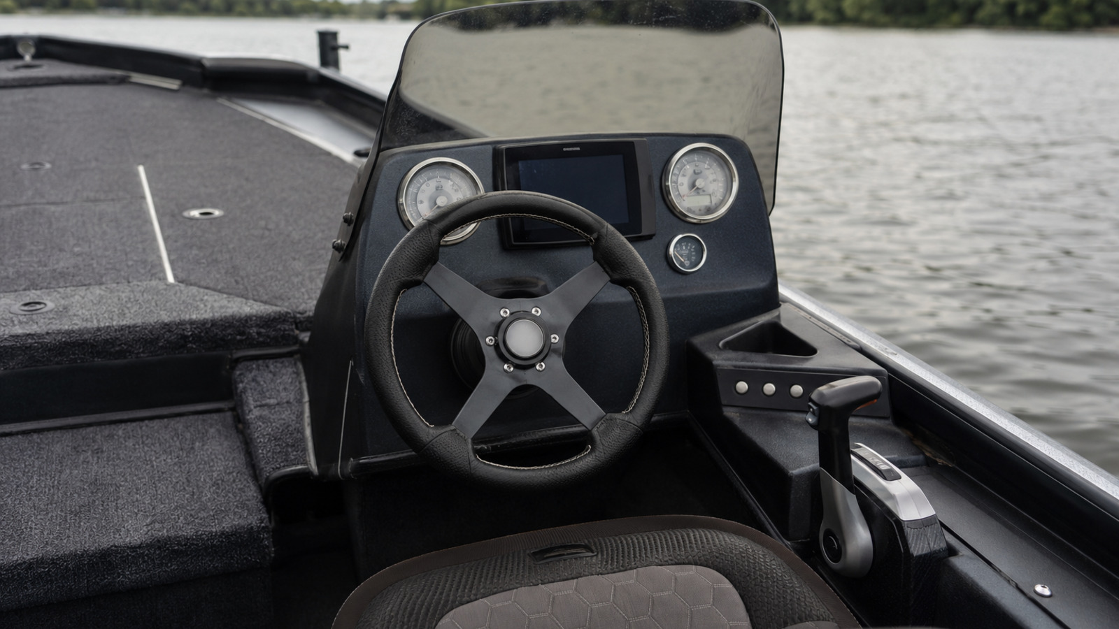 lund renegade 1775 renegade helm detail 08