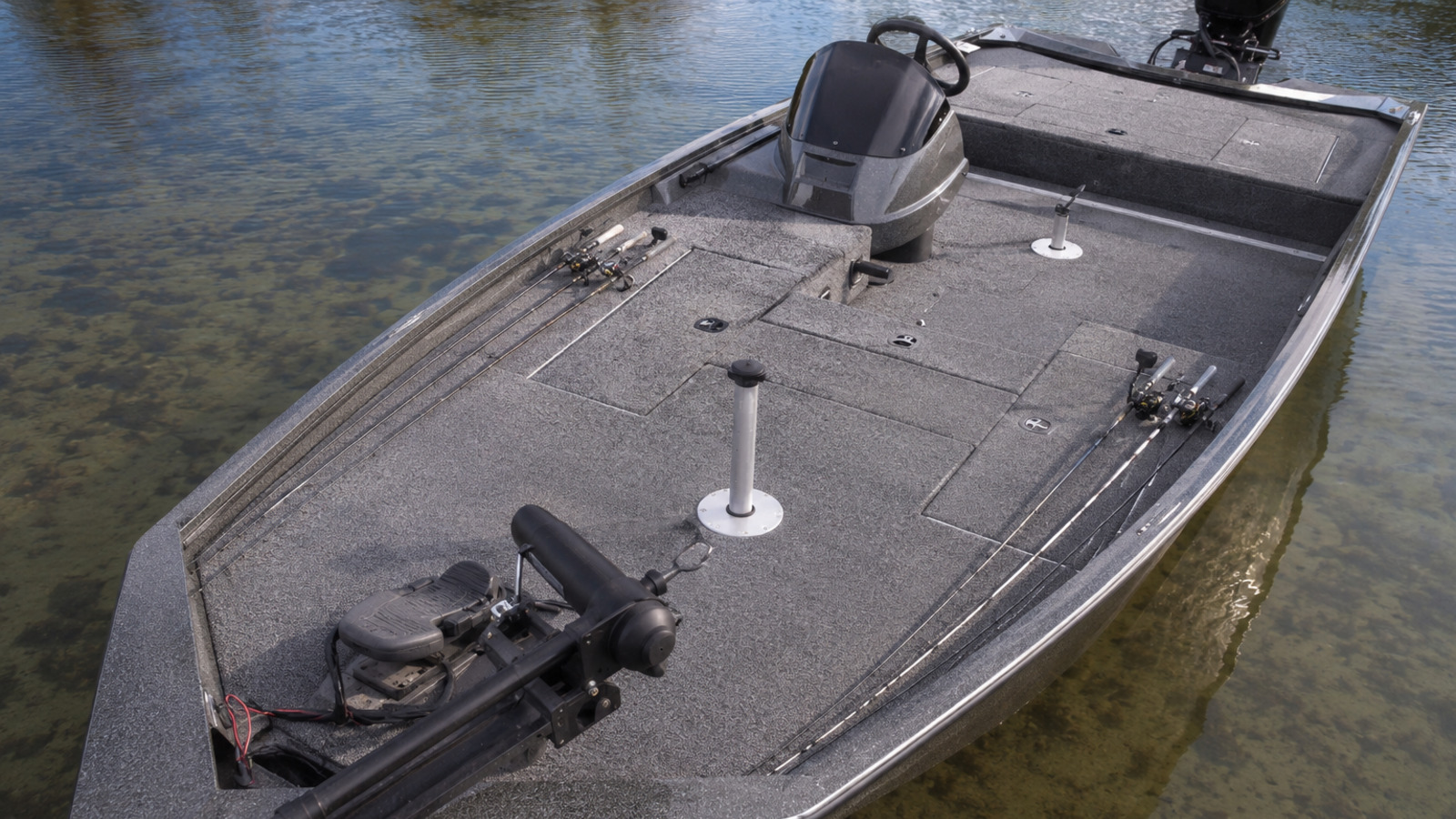 lund renegade 1875 renegade casting deck view 05