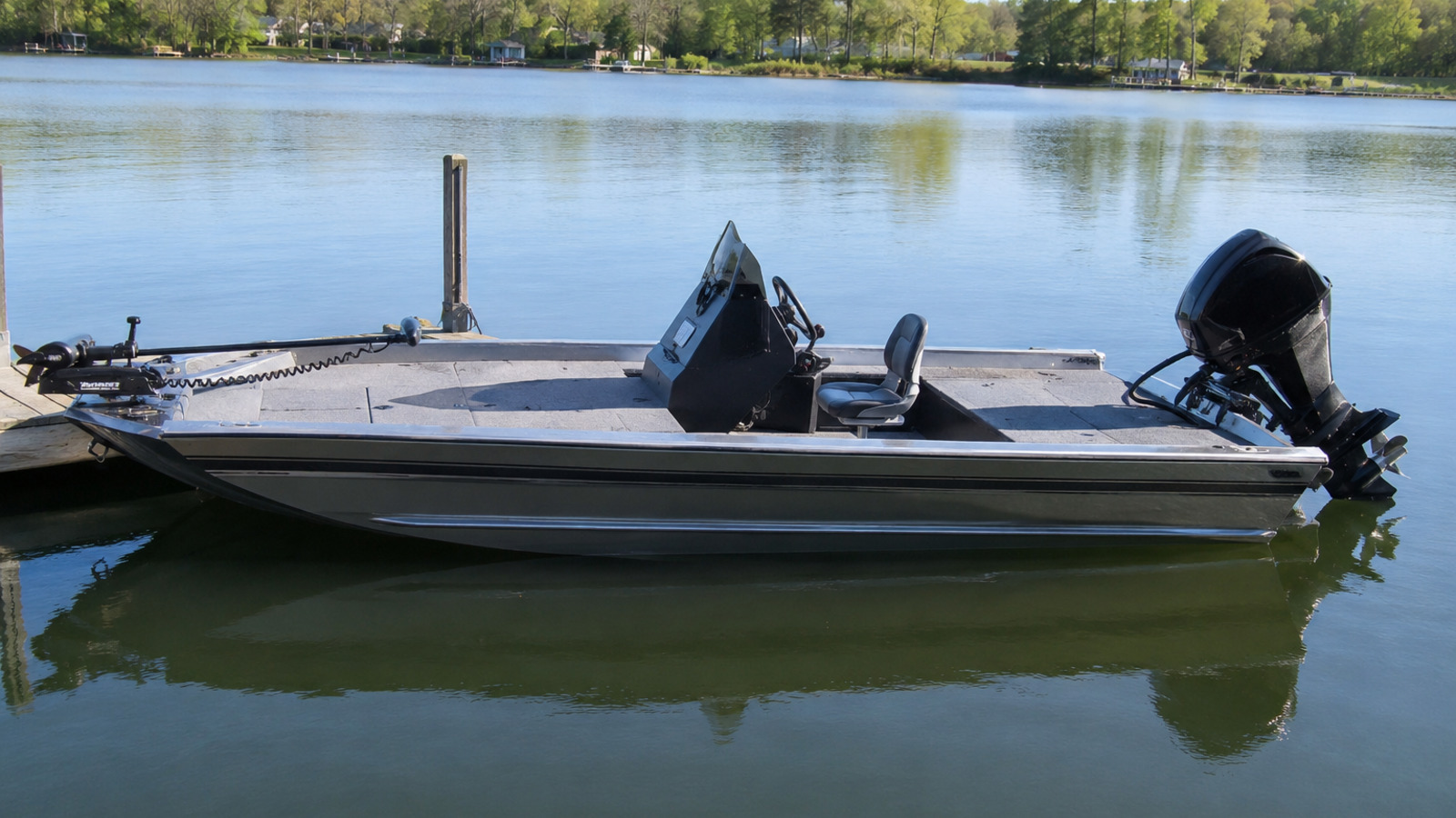 lund renegade 1875 renegade dockside profile 11