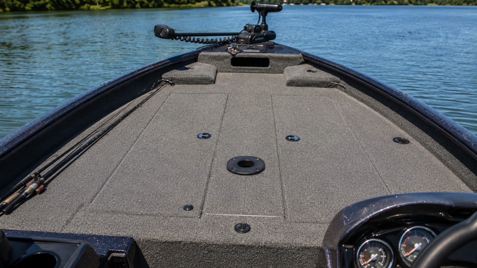 lund renegade 1875 renegade forward deck detail 20