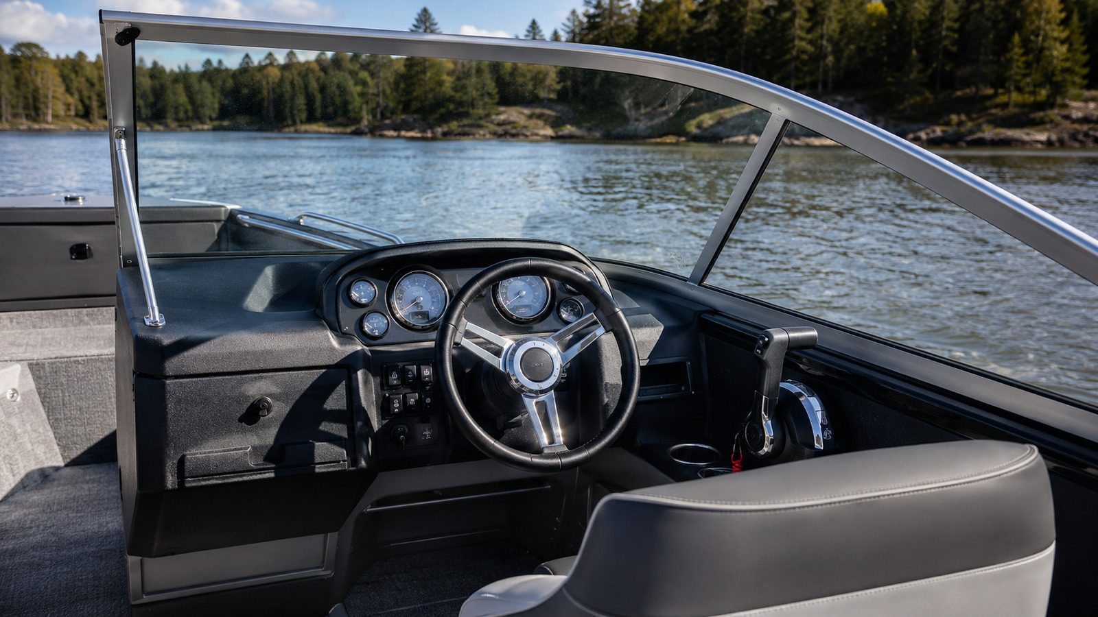 lund tyee 2075 tyee helm detail 09
