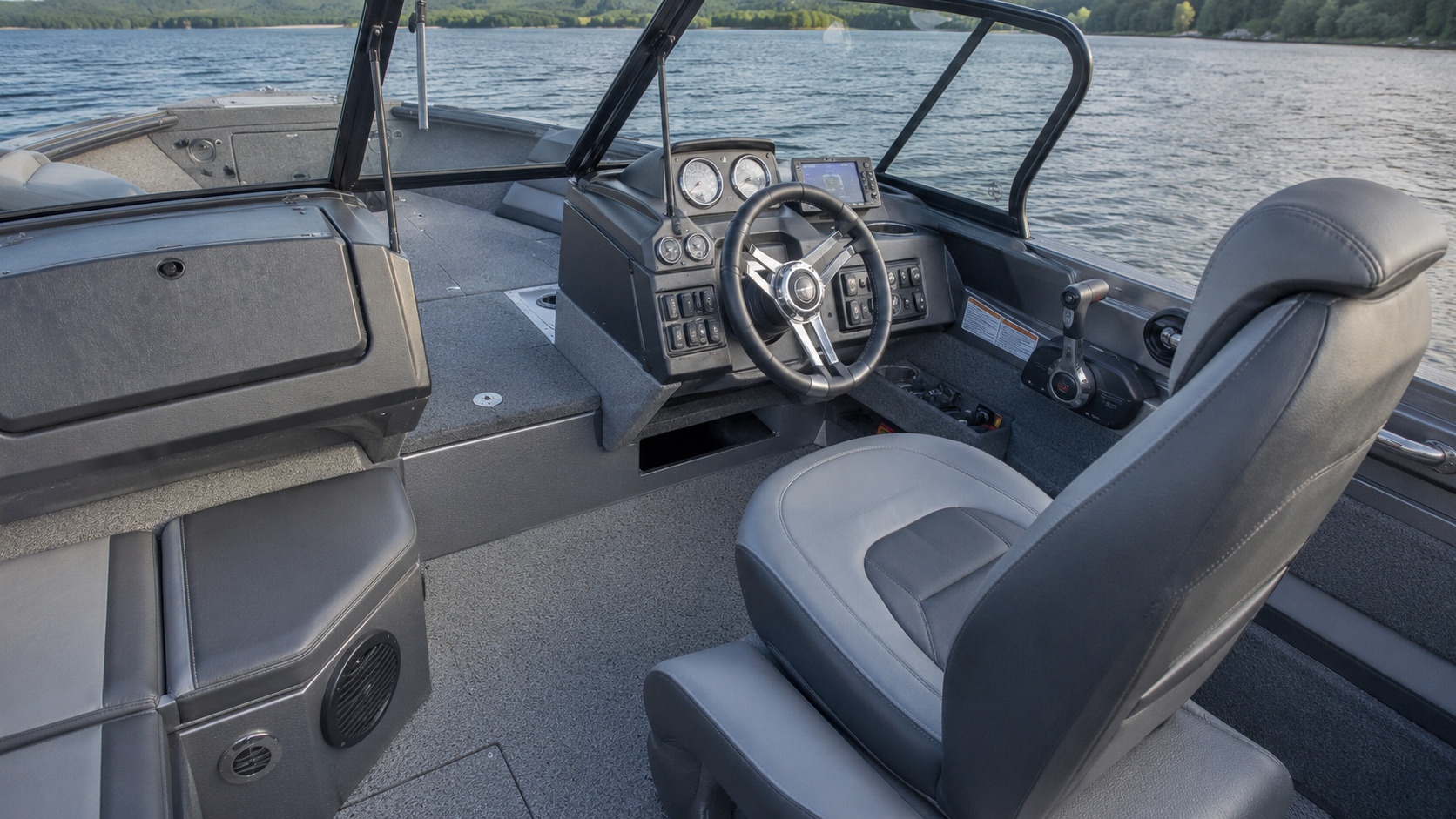 lund tyee helm detail 01