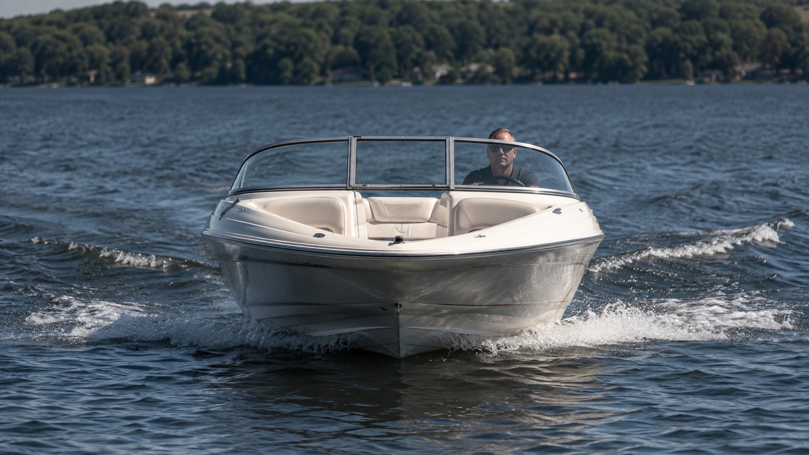 sea ray 175 sport bow on cruising 01