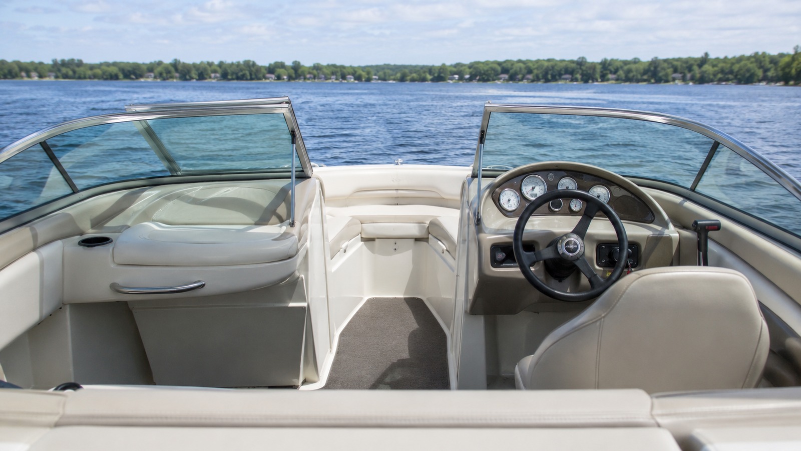 sea ray 175 sport cockpit to bow view 01