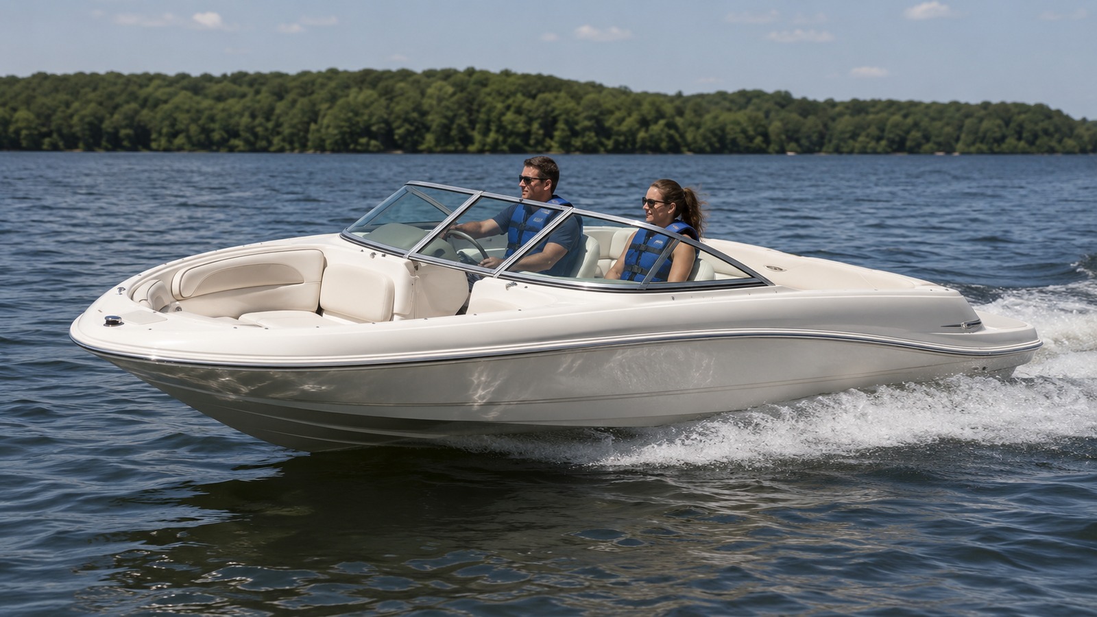 sea ray 175 sport front quarter running 01