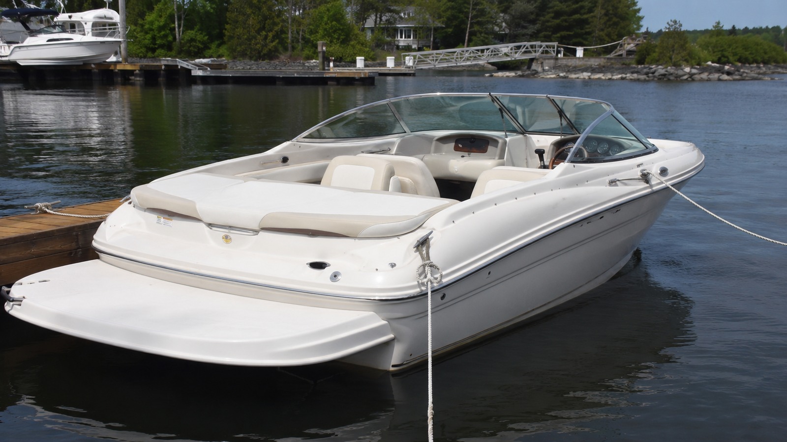 sea ray 175 sport stern quarter dockside 01