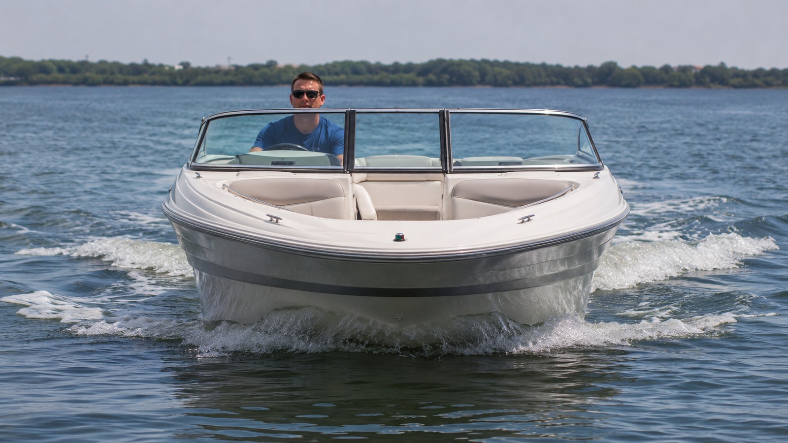 sea ray 180 sport bow on cruising 01
