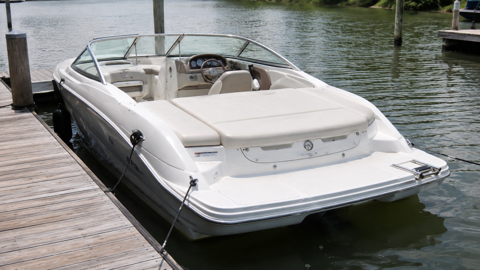 sea ray 180 sport stern quarter dockside 01