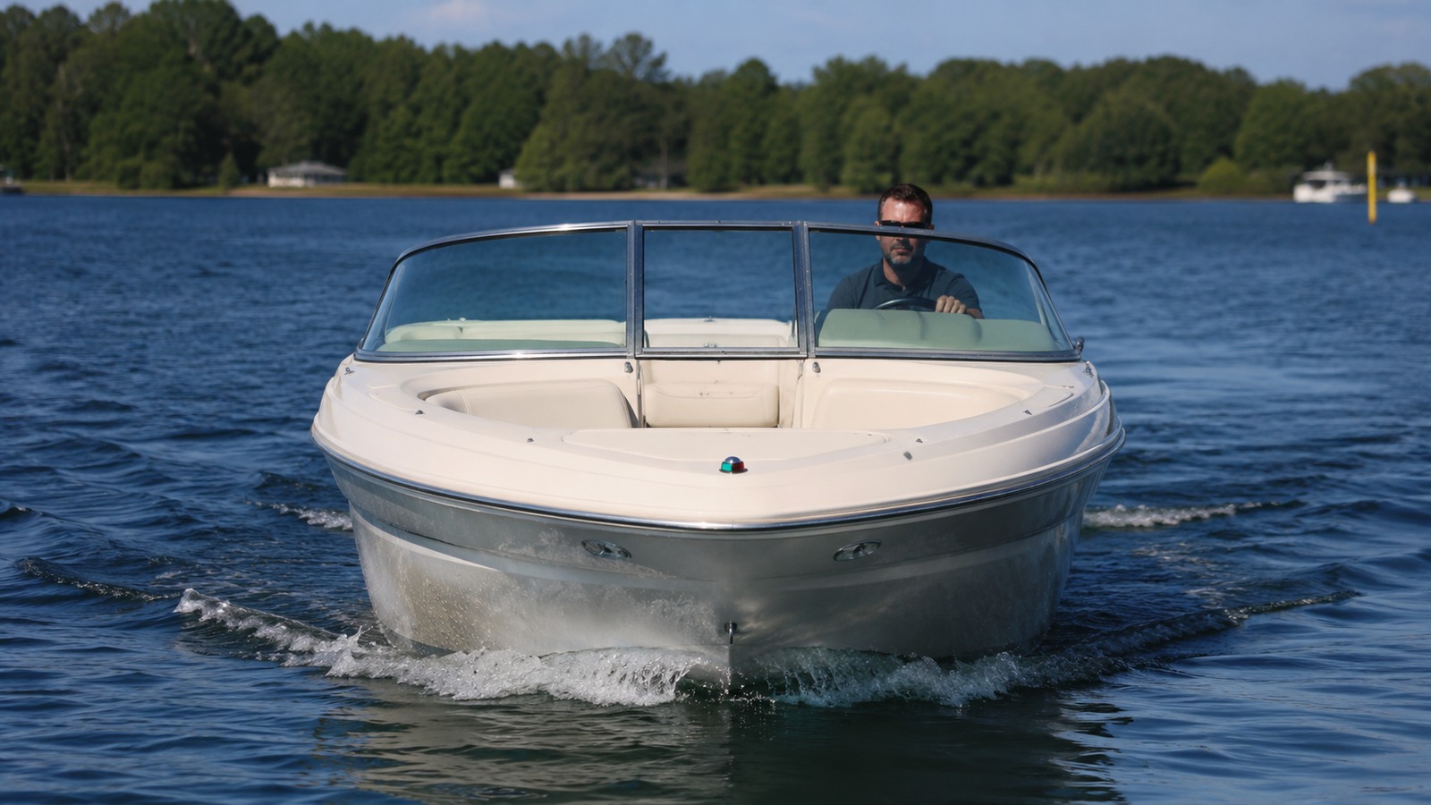 sea ray 185 sport bow on cruising 01