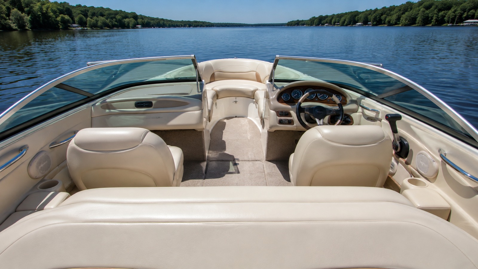 sea ray 185 sport cockpit to bow view 01
