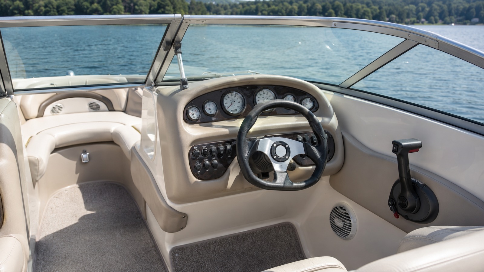 sea ray 185 sport helm detail 01