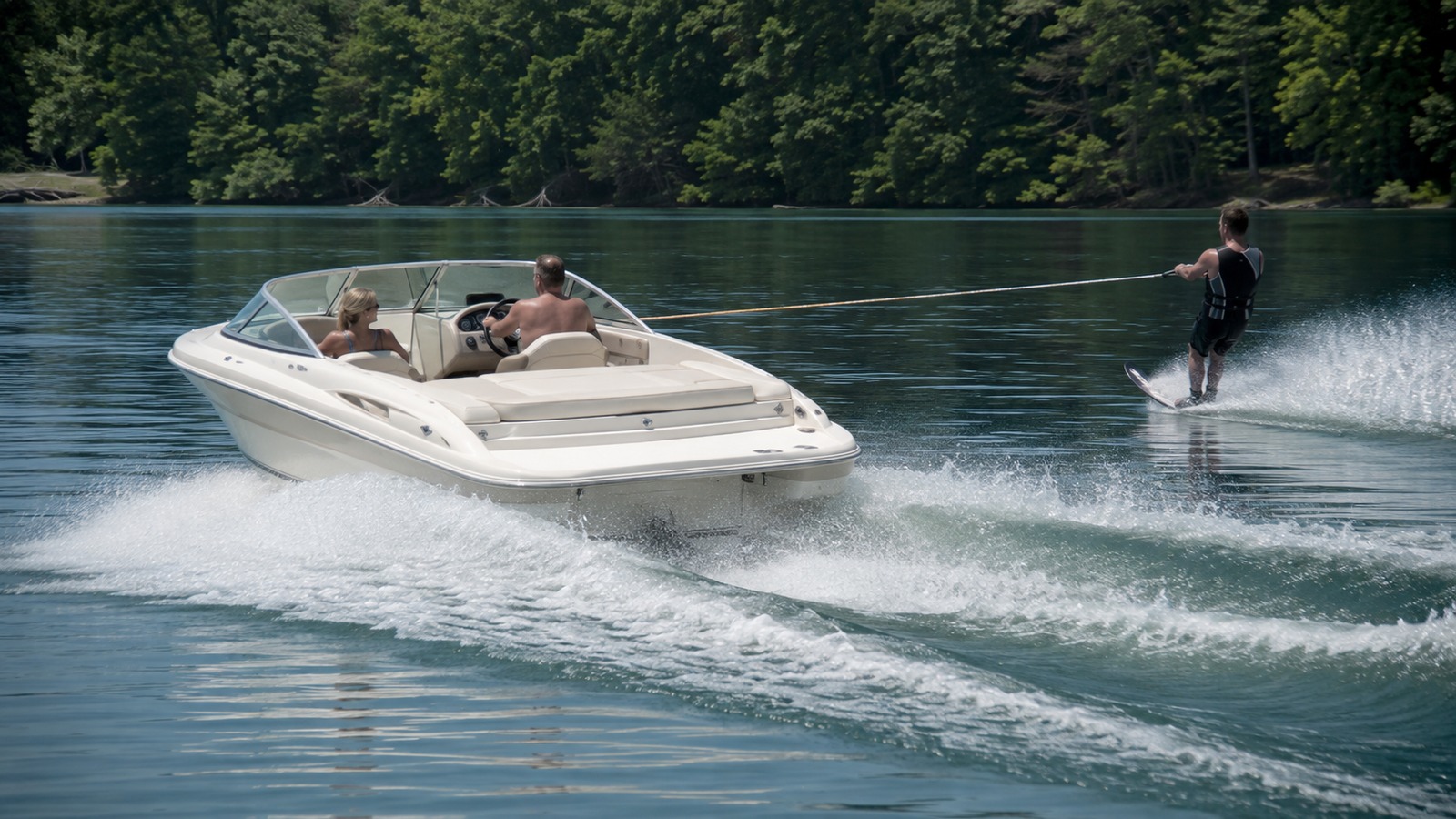 sea ray 185 sport waterskiing lifestyle 01