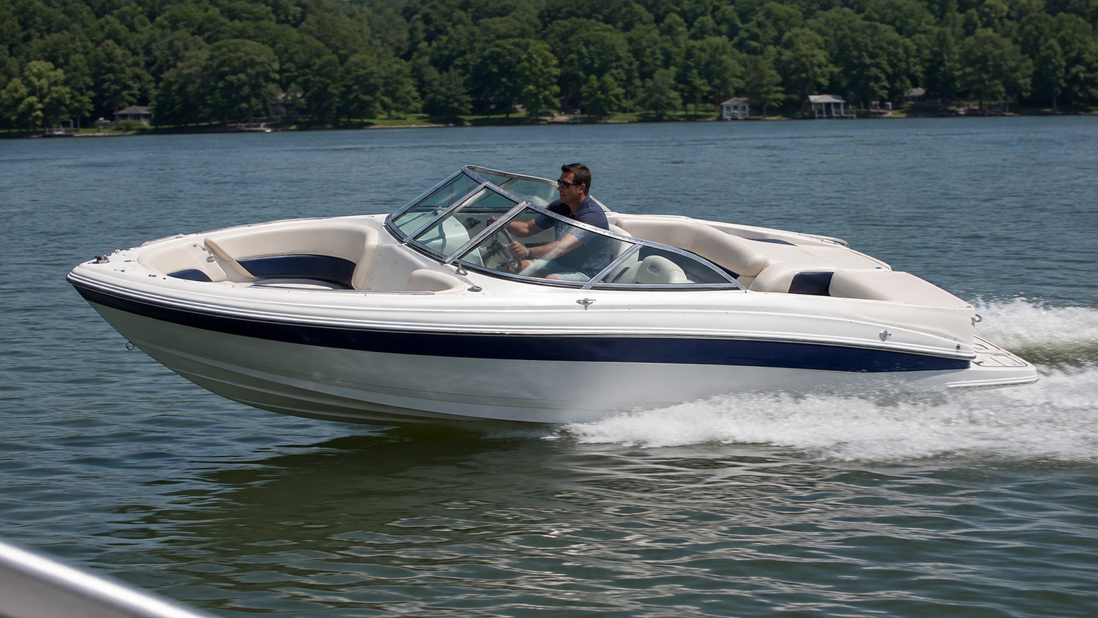 sea ray 190 select front quarter running 02