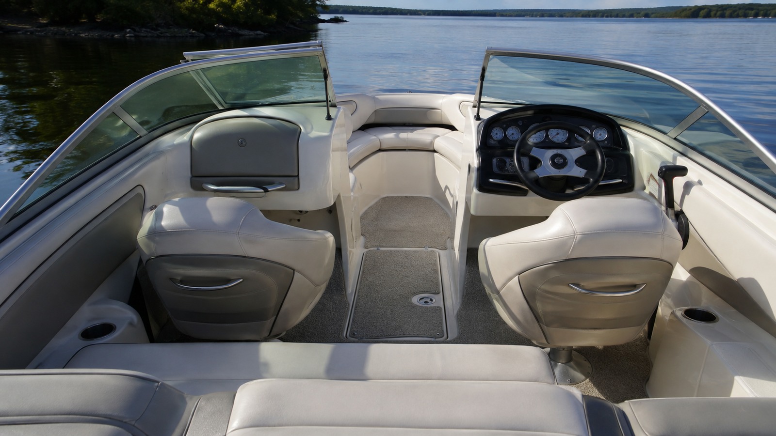 sea ray 190 sport cockpit to bow view 01
