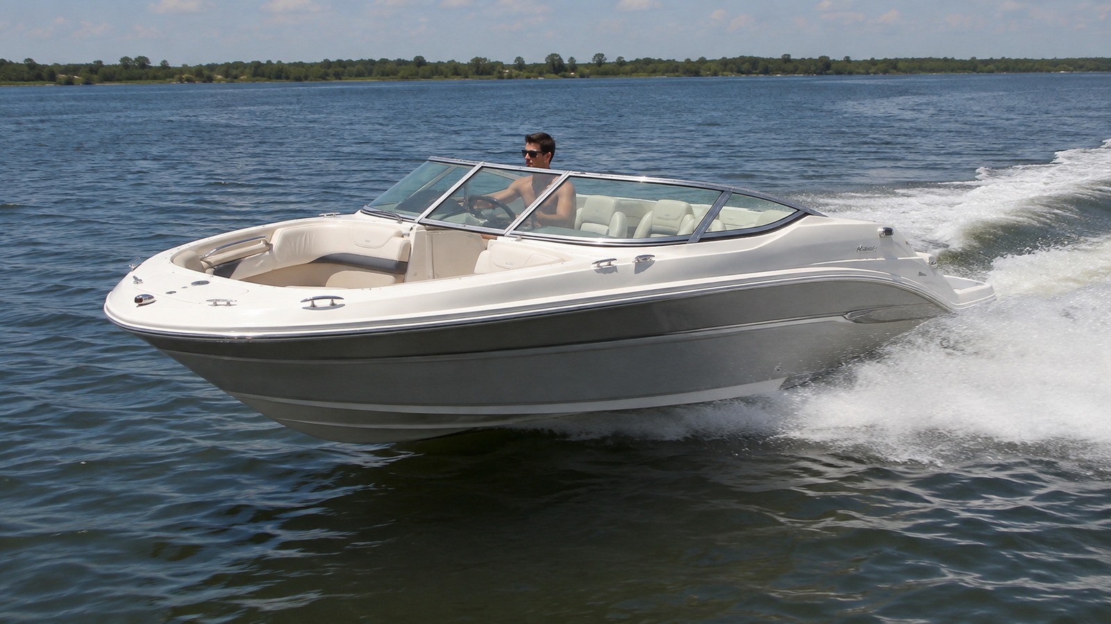 sea ray 190 sport front quarter running 01