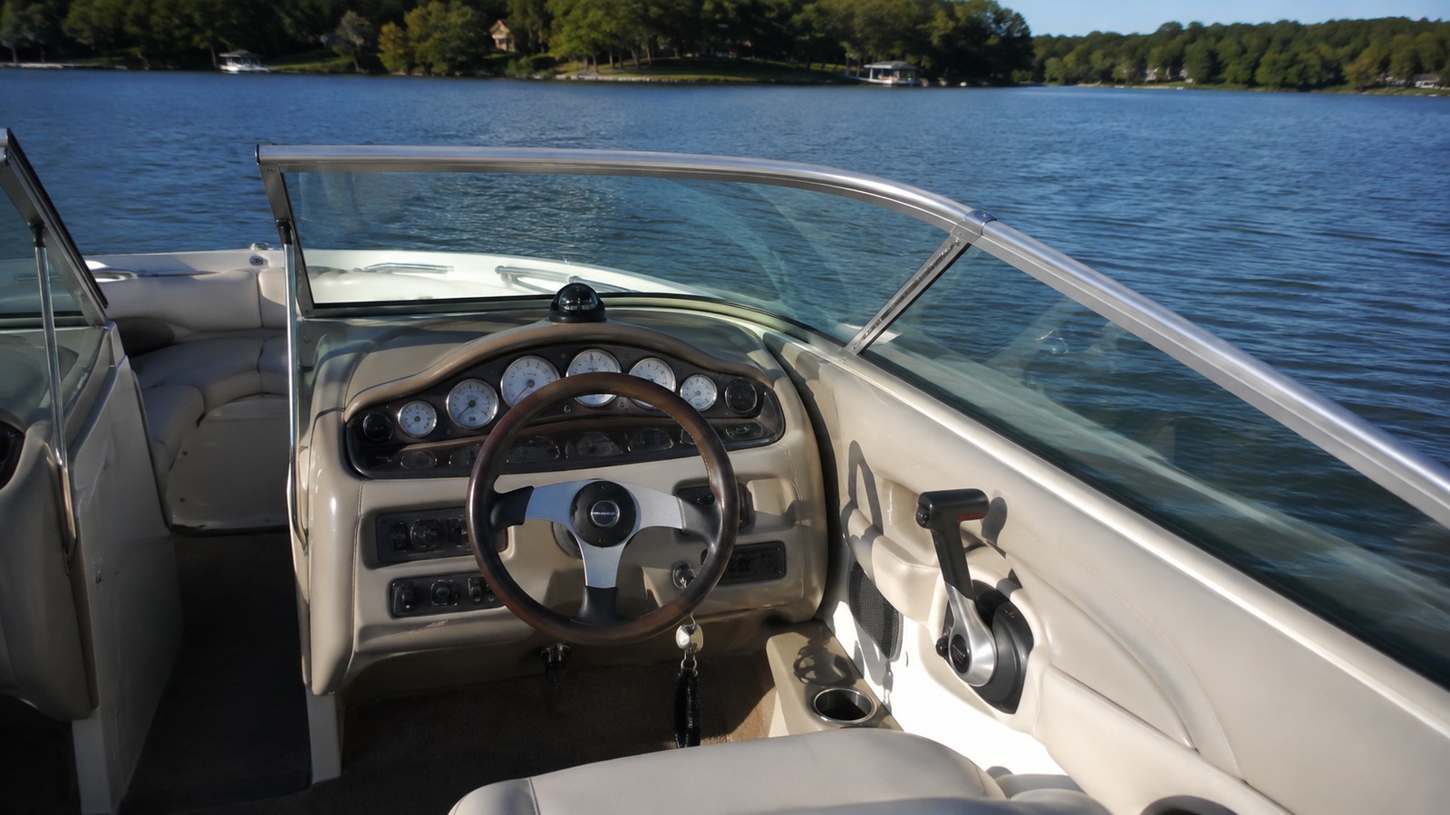 sea ray 190 sport helm detail 01