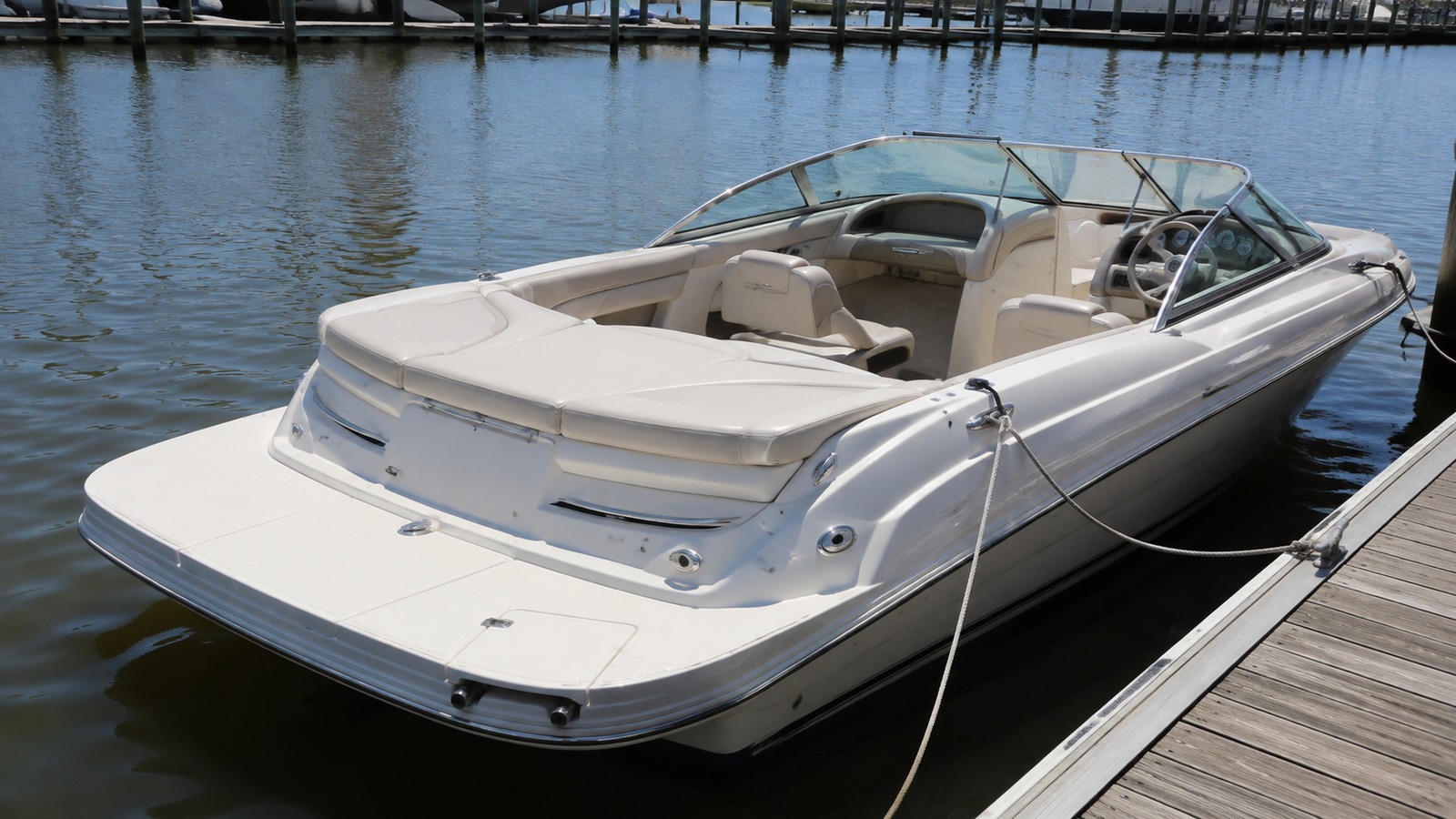 sea ray 190 sport stern quarter dockside 01