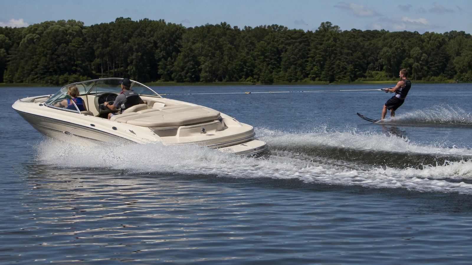 sea ray 190 sport waterskiing lifestyle 01