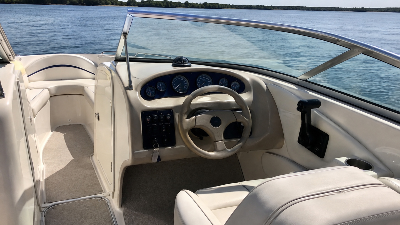 sea ray 190 sundeck helm detail 09
