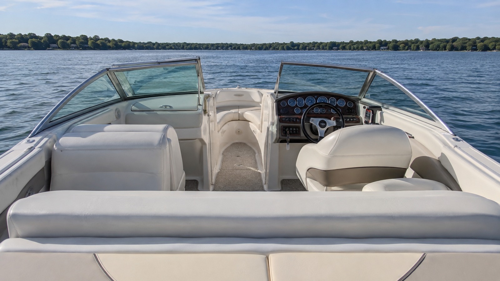 sea ray 195 sport cockpit to bow view 01