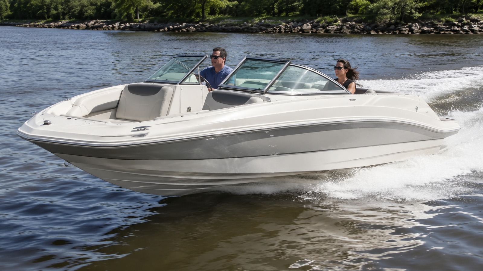 sea ray 195 sport front quarter running 01
