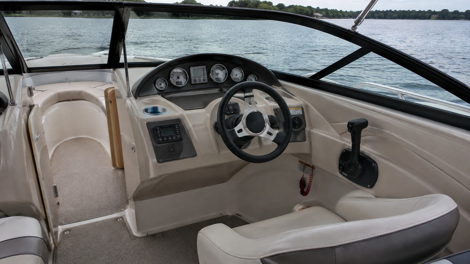 sea ray 195 sport helm detail 01