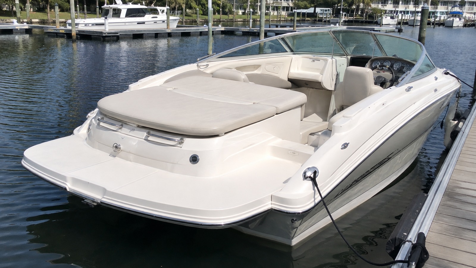 sea ray 195 sport stern quarter dockside 01