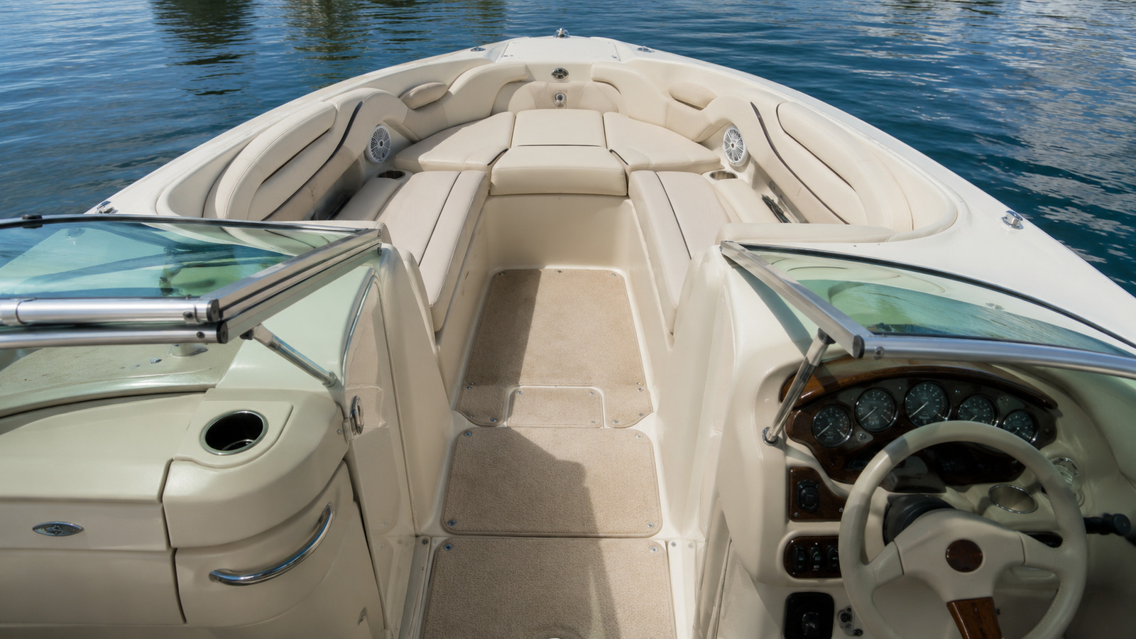 sea ray 200 sundeck bow lounge wide 07