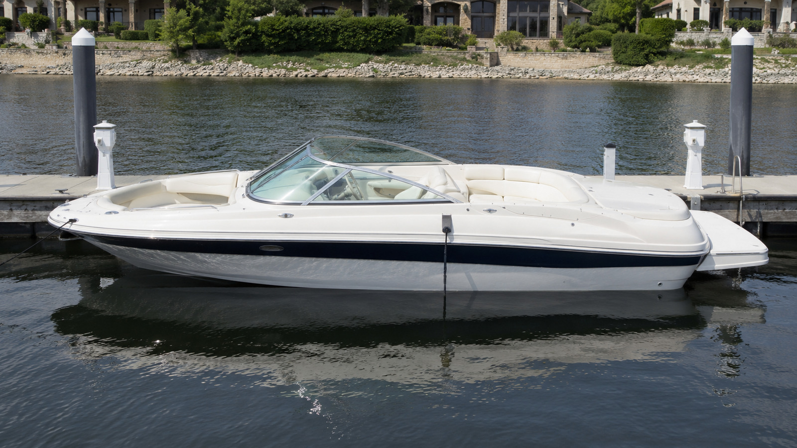 sea ray 200 sundeck dockside profile 05