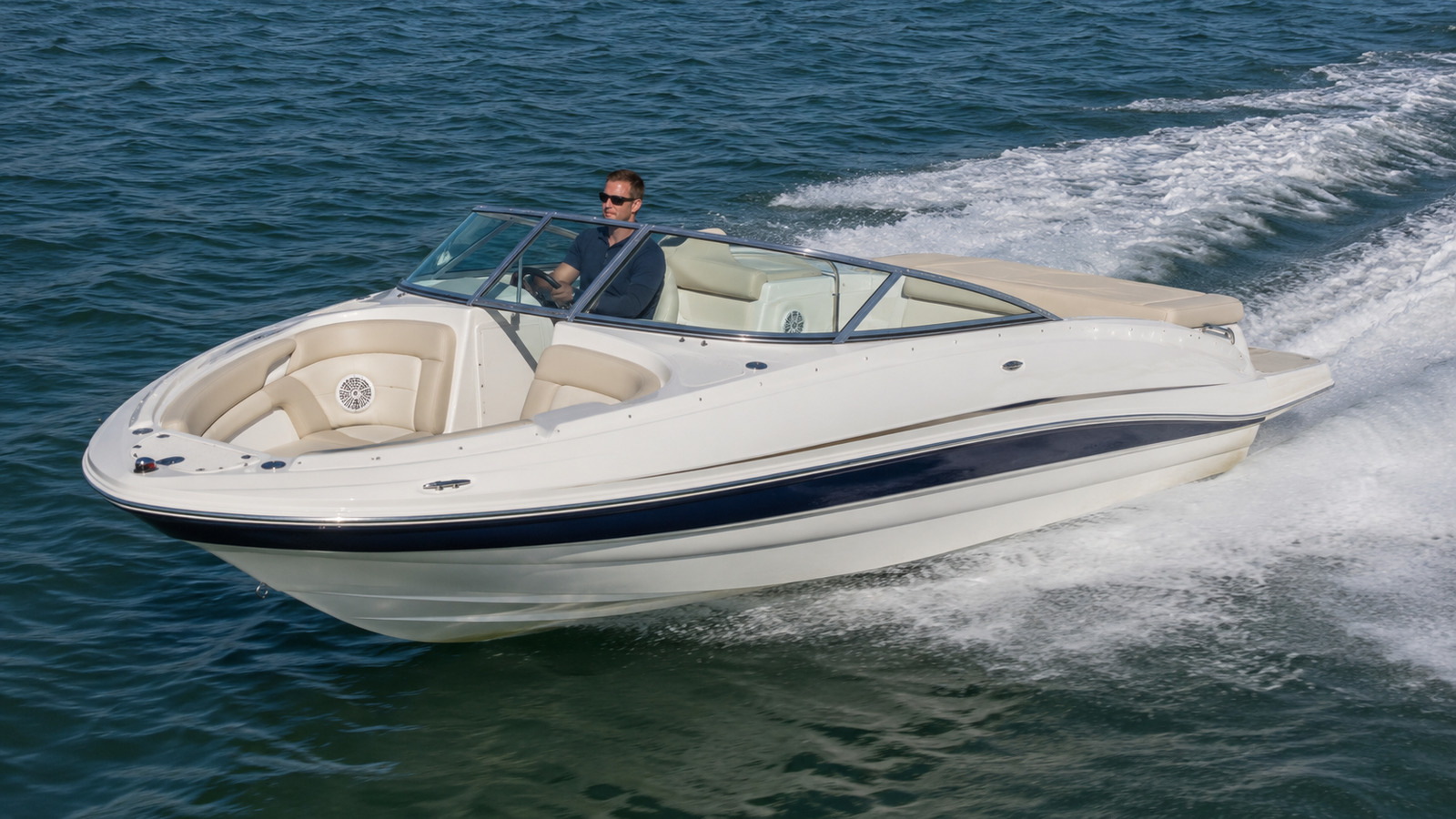 sea ray 200 sundeck front quarter running 02